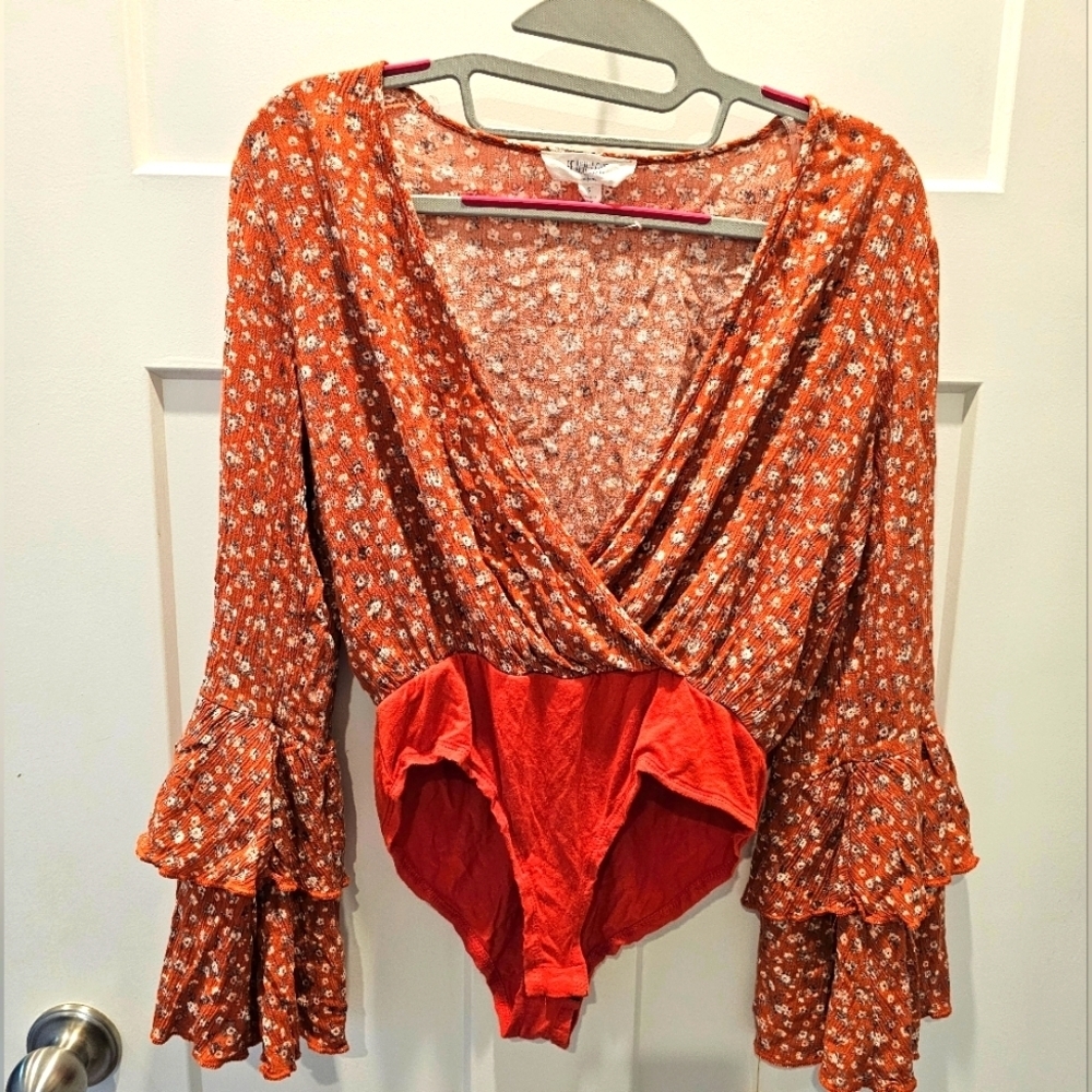 Peach Love California Rust Floral Wrap Ruffle Sleeve Bodysuit Size S
